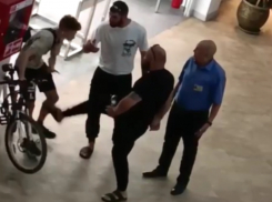 Стали известны подробности конфликта подростка со взрослыми мужчинами в ТРЦ Волгодонска