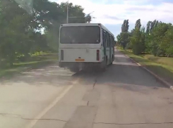 В сети появилось видео — автобус №51 обгоняет другой автобус через сплошную 