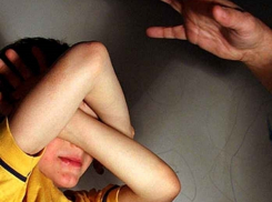 Угрожая убийством, 49-летний мужчина надругался над 13-летней падчерицей