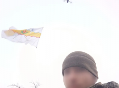 Флаг Волгодонска поднял воин высоко в небо над зоной СВО 