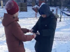 Малолетние школьники вырывали сумку из рук 12-летнего подростка, угнали санки и обматерили женщину