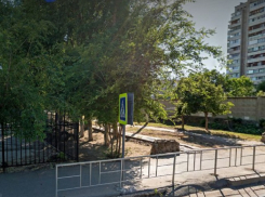 Пешеходную дорожку к лицею №16 укрепят старыми прибольничными плитами