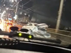 Оторвало колесо и разнесло задок: массовое ДТП произошло на путепроводе ночью 