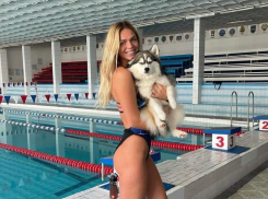 Юлия Ефимова со своей собакой побывала в волгодонском бассейне «Дельфин» 