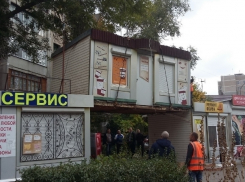 В Волгодонске продолжают избавляться от незаконно установленных нестационарных объектов