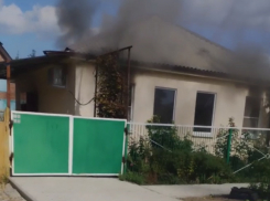 Бабушку спасли из охваченного огнем дома в старой части Волгодонска