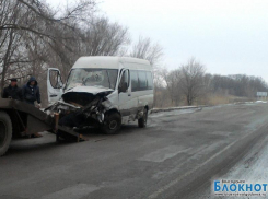 Под Волгодонском пассажирский автобус врезался в дерево