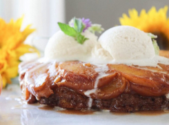 Персиковый пирог-перевертыш с корицей  