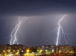 В Волгодонске ожидаются сильная гроза и тонны воды с неба