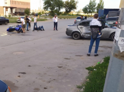 Мотоциклиста увезли на «скорой» в Волгодонске после столкновения с иномаркой