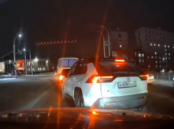 Дерзкая 38-летняя автоледи выехала на встречную полосу и проехала красный сигнал светофора в Волгодонске