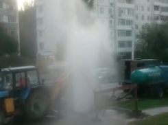 Высоченный коммунальный фонтан забил в Волгодонске