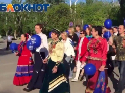Поющая колонна, идущая по улице Ленина, удивила волгодонцев 