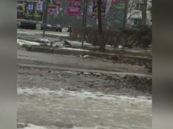 Возмущенный волгодонец снял на видео грязную улицу Ленина и опасный «каток» на площади Победы