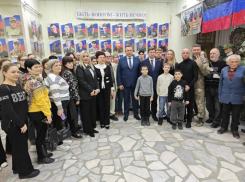 Город будет помнить всегда: выставка о погибших героях СВО открыта в Волгодонске