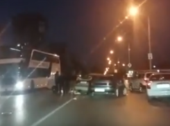 Массовую аварию на съезде с улицы Степной на улицу Горького сняли на видео волгодонцы