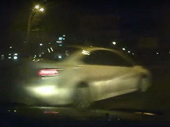 Лихая езда автоледи на иномарке чуть не закончилась серьезным ДТП (ВИДЕО)