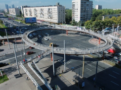 В Волгодонске могут срыть клумбу и построить пешеходный мост у Торгового центра