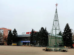 На площади Победы приступили к установке новогодней елки