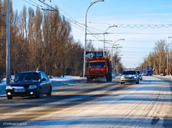 ДСиГХ призвали горожан соблюдать осторожность в связи с гололедом и сходом снега с крыш