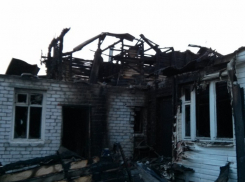 Огонь не пощадил дом в степном поселке