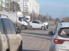 «Киа» и «Газель» столкнулись на перекрестке в микрорайоне В-9 