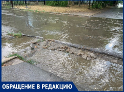 «Как здесь пройти маме с коляской?»: на бульваре у педучилища сточная канава рассекла тротуар