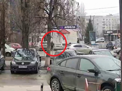 Передвигается на серой машине, никого не боится: на камеру попал протыкающий иглами колеса автомобилей на улице Энтузиастов в Волгодонске мужчина 