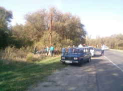 В Волгодонске, в районе ВОЭЗа, блондинка за рулем «Хундая» врезалась в столб