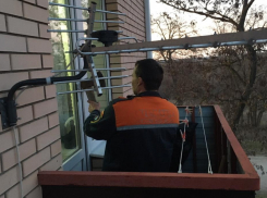 Спасателям пришлось через балкон пробираться к мужчине с инсультом в Цимлянске