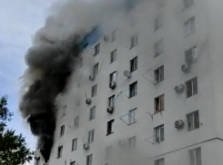 Сильный пожар вспыхнул в многоквартирном доме в Волгодонске