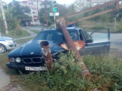 Железный столб рухнул на «БМВ» после мощного столкновения с «Тойотой» в Волгодонске 