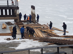 В городском порту приступили к монтажу Крещенской Купели