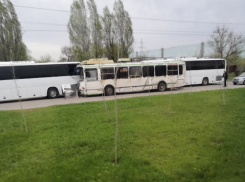 Троллейбус столкнулся с автобусом «Волгодонской АЭС-Сервис»  на проспекте Курчатова