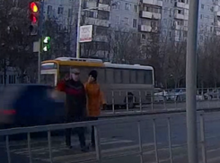 Смертоносный ВАЗ с неадекватной компанией чудом не сбил насмерть пожилую пару на «зебре» со светофором в Волгодонске