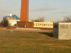 С памятника строителям в Волгодонске окончательно исчезли барельефы