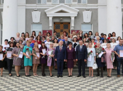 Лучших педагогов наградили в администрации Волгодонска в День учителя 