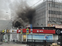 На улице 30 лет победы взметнулся столб черного дыма: волгодонцы сообщают о пожаре в чебуречной «Ретро»