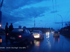 Легкая авария на путепроводе заставила весь Волгодонск стоять в пробке - читатель