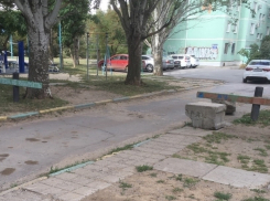 В Волгодонске группа инициативных горожан избавилась от незаконно преграждающего въезд во двор булыжника