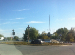 На въезде в Волгодонск ВАЗ-2107 «влетел» в поклонный крест