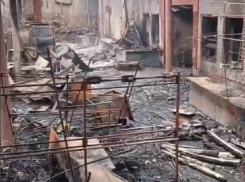 Названа предварительная причина пожара: как выглядит изнутри сгоревший ночью рынок «Авангард» в Волгодонске