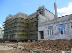 «Строители ускорились, но отставание по-прежнему есть»: школу в квартале В-9 должны достроить к новому году