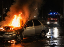 Автомобиль загорелся на ходу: ночной пожар произошел на перекрестке в Волгодонске