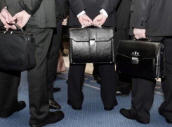 В каких органах власти Волгодонска работает  больше всего человек