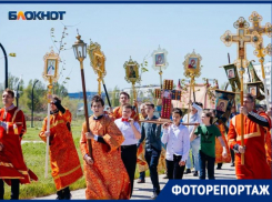 Улицы Волгодонска облачились в праздничный красный: сотни верующих Крестным ходом прошли по городу под песнопения и колокольный звон
