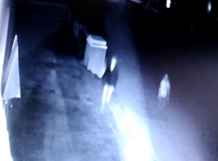 9 мая в Волгодонске компания молодых людей украла 12 флагов Победы с фасада здания Детской театральной школы