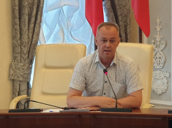 Голодный был: зампред Думы Игорь Батлуков выяснил путем слежки, почему водитель зерновоза нарушил правила