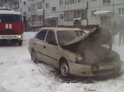 «Хундай Акцент» сгорел в поселке Зимовники