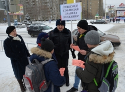 Студенты и сотрудники ГИБДД патрулировали пешеходный переход на проспекте Курчатова